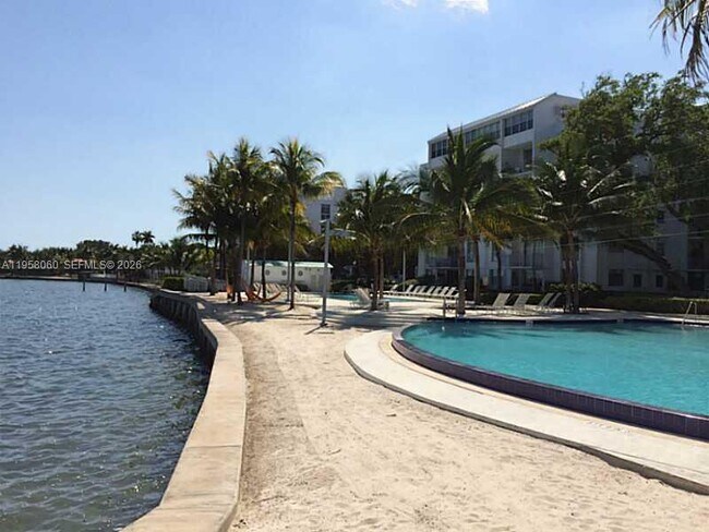 Foto del edificio - 700 NE 63rd St