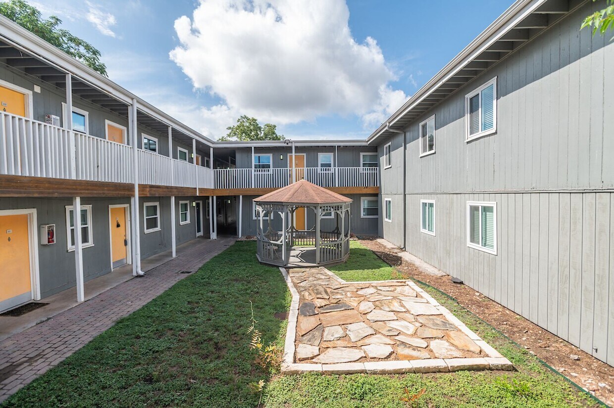 Primary Photo - Charming 2-Bedroom, 1-Bath Near Downtown &...