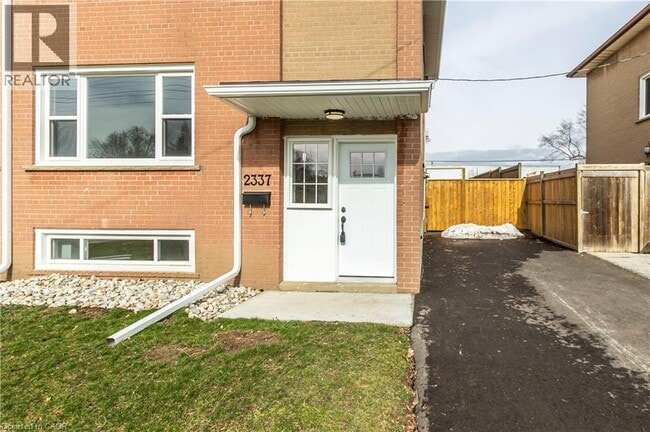 Building Photo - 2337 Barclay Rd