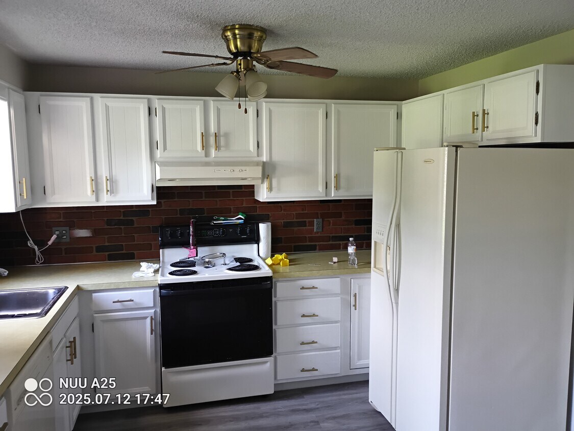 Renovated kitchen - 1580 Four Mile Dr