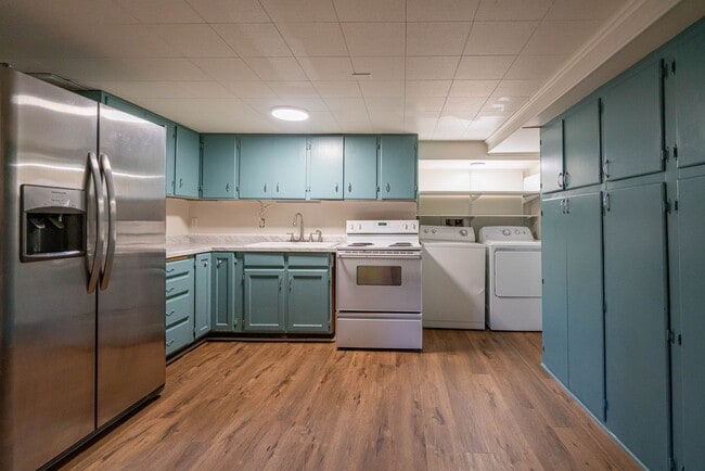 Building Photo - Spacious 2 Bed Basement Apartment