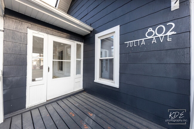 Building Photo - 802 Julia Ave