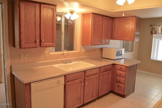 Foto del edificio - 2241 N Recker Rd