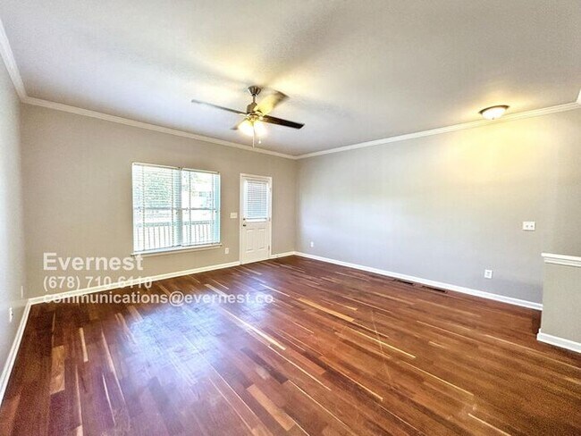 Foto del edificio - Spacious 4-Bedroom Townhome with Modern Co...