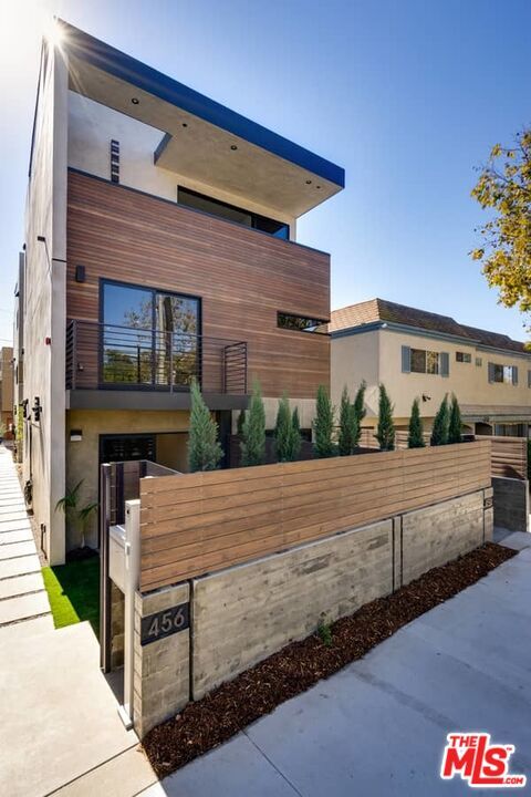 Foto principal - 456 S Venice Blvd