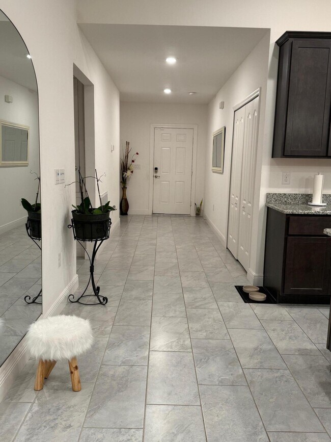 Building Photo - 878 SW Haas Ave