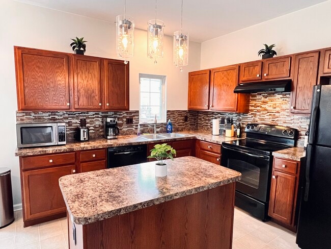 Fully equipped eat-in kitchen with dishwasher. - 4148 Strawbridge Ct