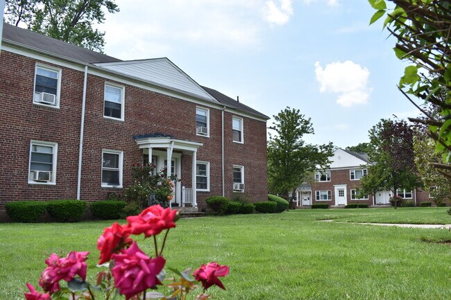 Building Photo - Belle Gardens