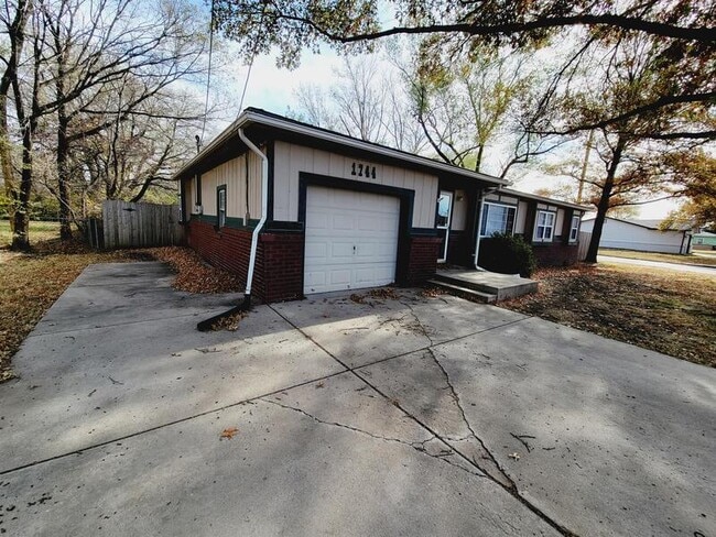 Building Photo - 1744 S Lark Ln