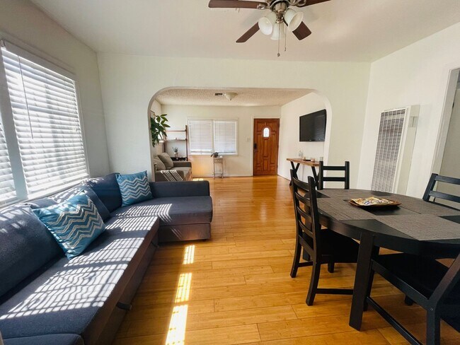 Building Photo - 2 Bed + 1 Bath Charming SFR Home with Laun...