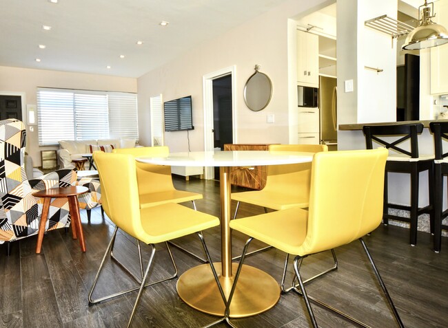 Sala de estar - 4710 Pine Tree Dr