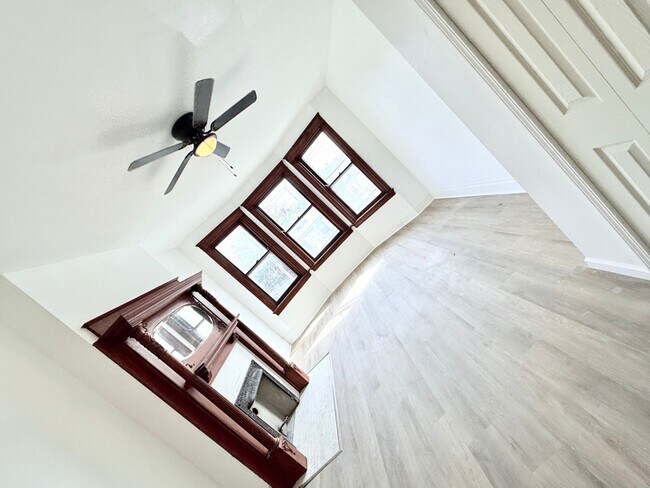 Foto del edificio - 2239 Burnet Ave