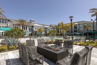 Building Photo - Addison at Sunlake