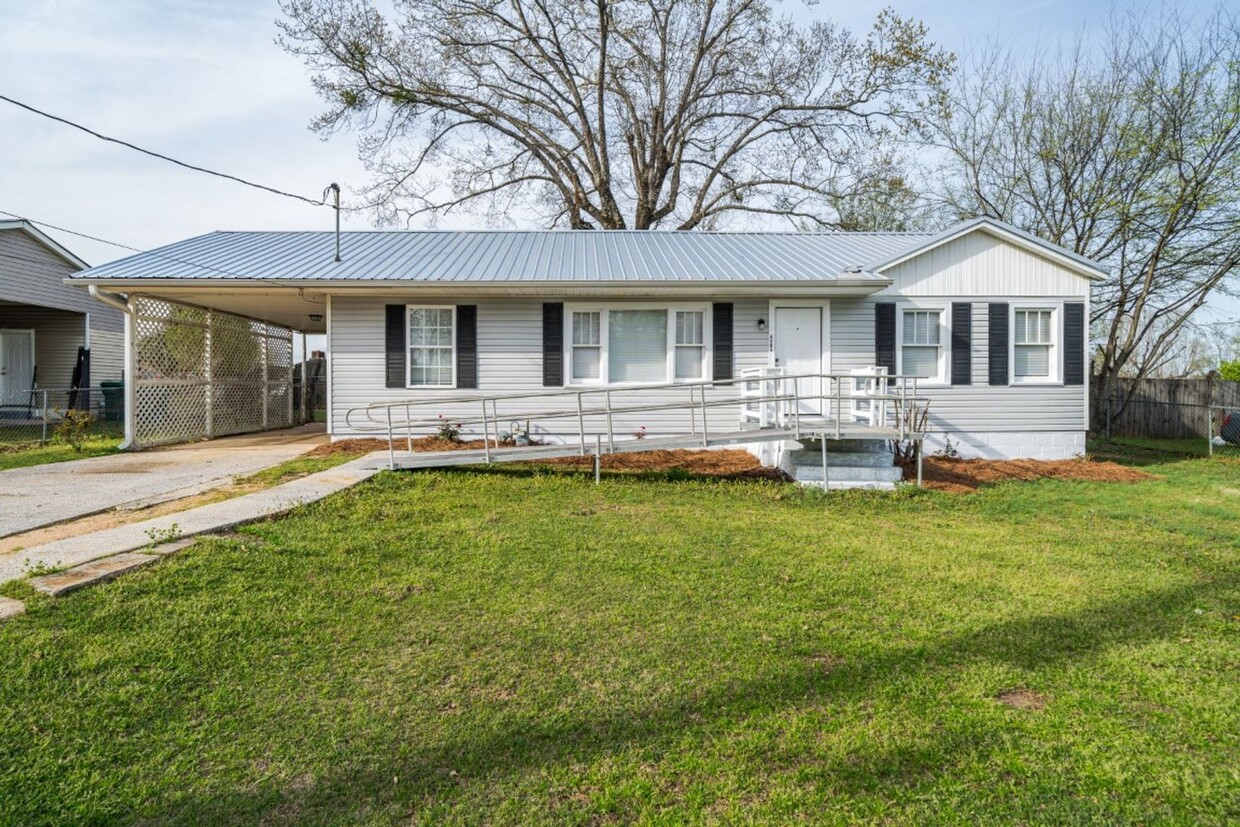 Foto principal - 4304 6th Street East Tuscaloosa, AL 35404