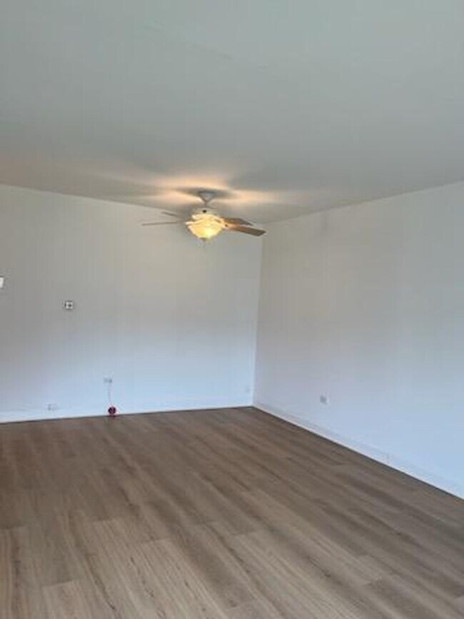 Foto del edificio - Elmhurst One Bedroom Apartment ~ Parking Included ~ Cats Welcome