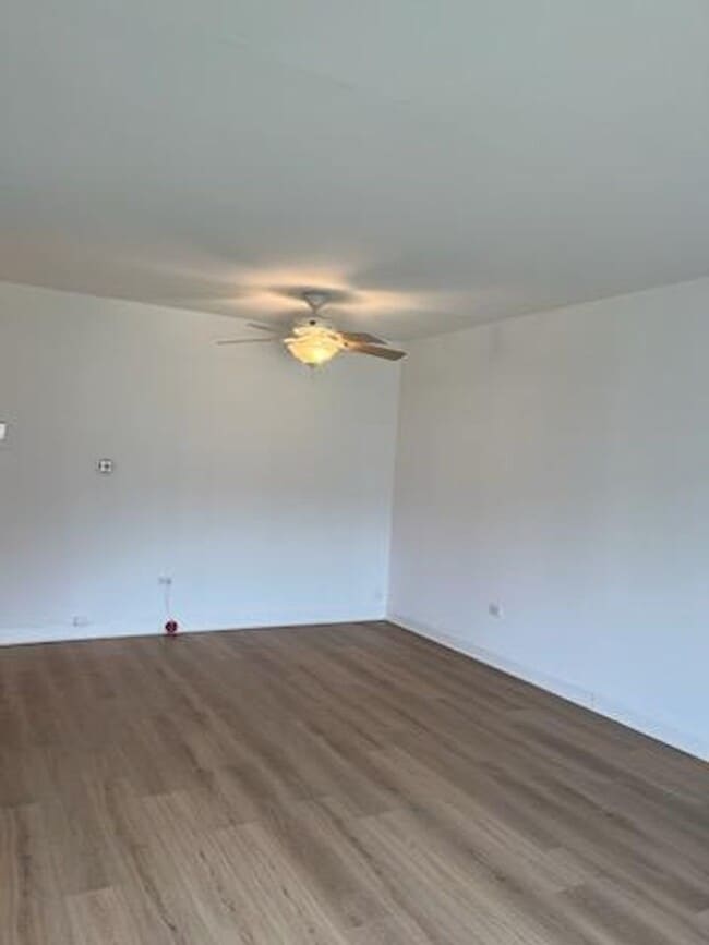 Building Photo - Elmhurst One Bedroom Apartment ~ Parking Included ~ Cats Welcome