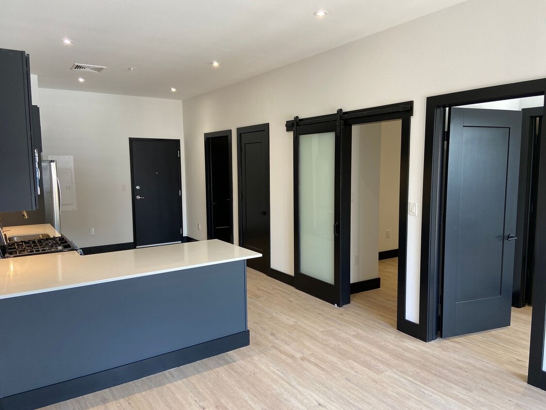 Foto principal - Fantastic one bedroom with den and balcony...