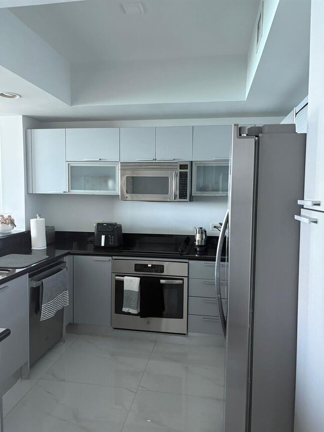 Building Photo - 2650 Lake Shore Dr