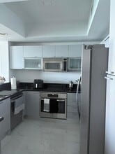 Building Photo - 2650 Lake Shore Dr