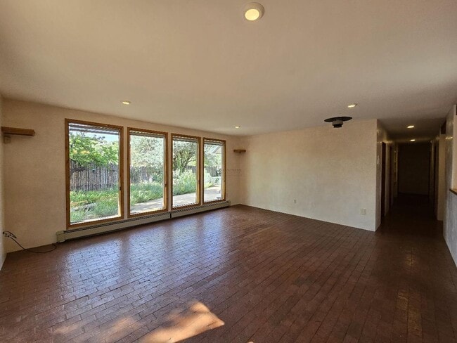 Foto del edificio - 133 Valley Dr