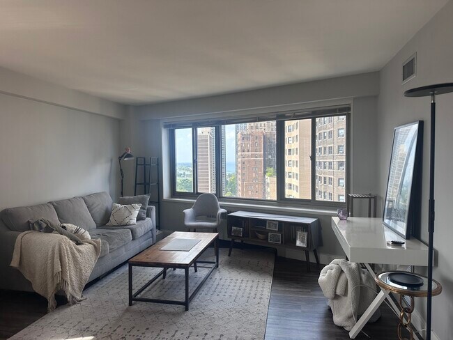 Foto del edificio - 1360 N Lake Shore Dr