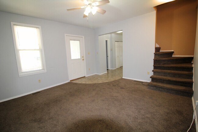 Sala de estar delantera - 2584 Deming Ave