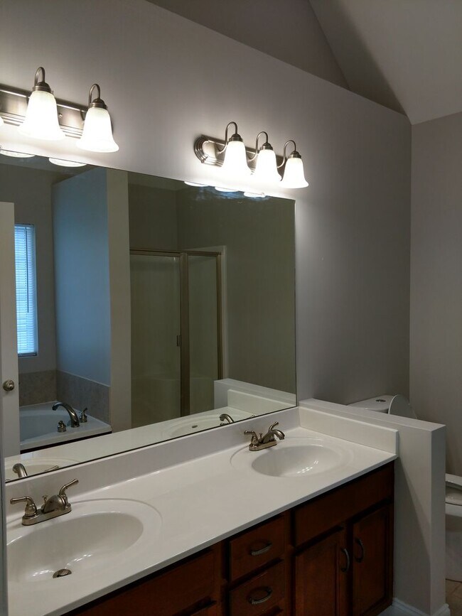 Foto del edificio - 4 Bedroom near Volkswagen!