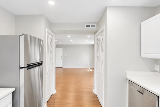 Building Photo - 2026 Move-In Special – $500 LEASE SIGNING BONUS!! Spacious 3BR Condo in Buena Vista – In-Unit Was...