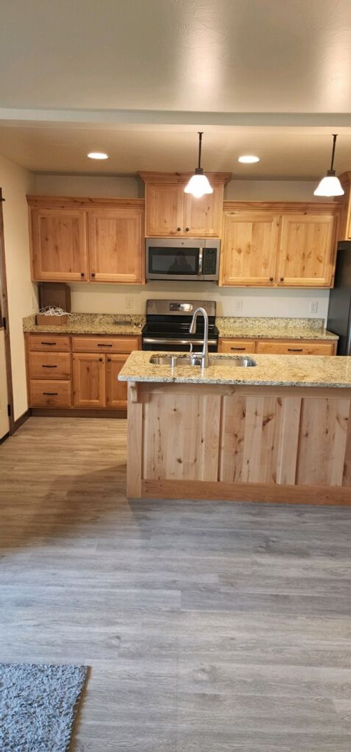 Building Photo - Centrally located 3 bed 2.5 bath condo
