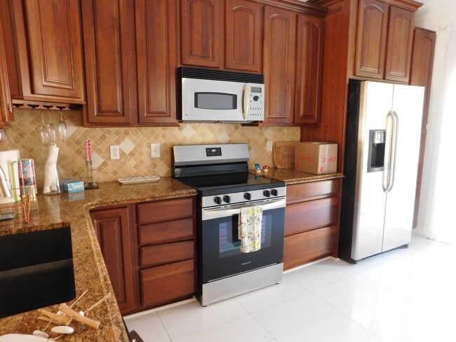 Building Photo - Lovely Townhome Available In Yacht Cove