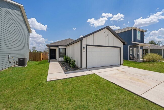 Building Photo - Charming 3-Bed Cottage with Fenced Yard & Garage in San Antonio – Modern Kitchen, Washer/Dryer In...