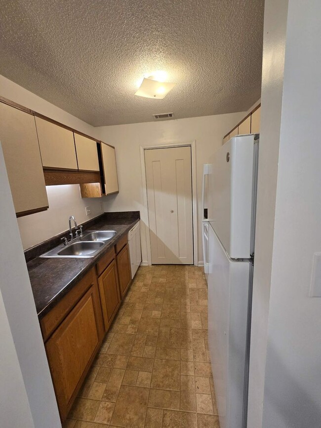 Building Photo - 2 bedroom 1 bath condo