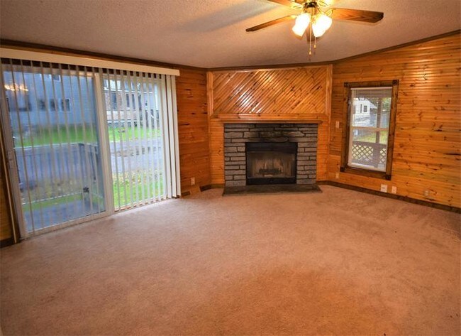 Building Photo - Spacious 3 Bedroom, 2 Bath Ranch