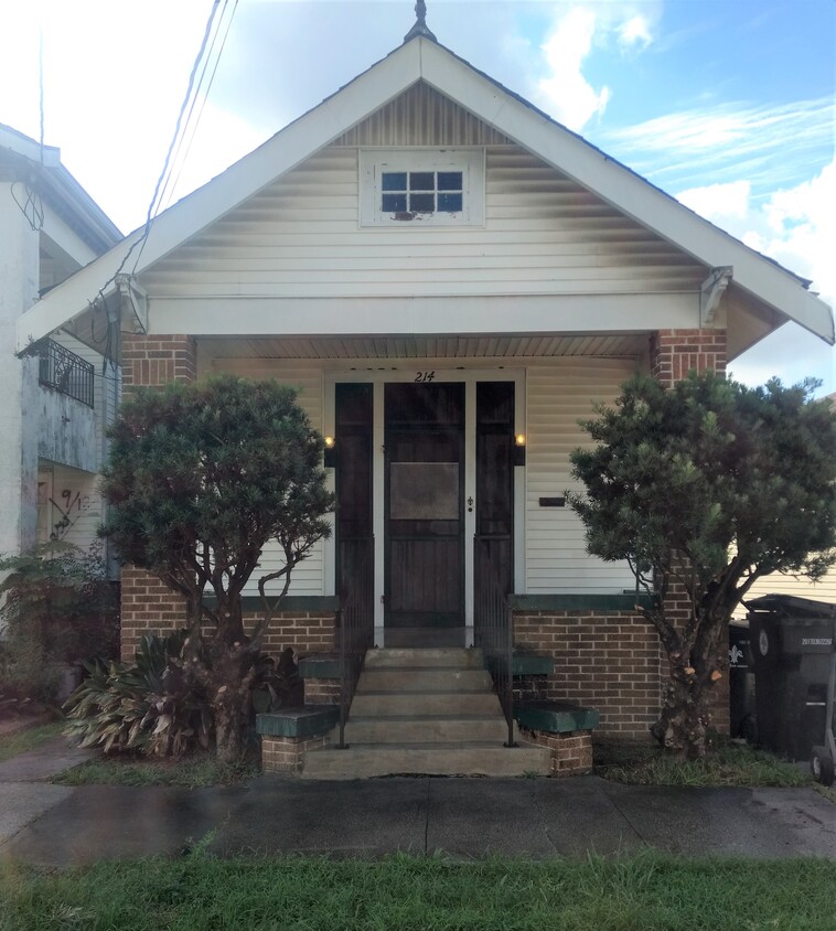 Front of House - 214 N Anthony St