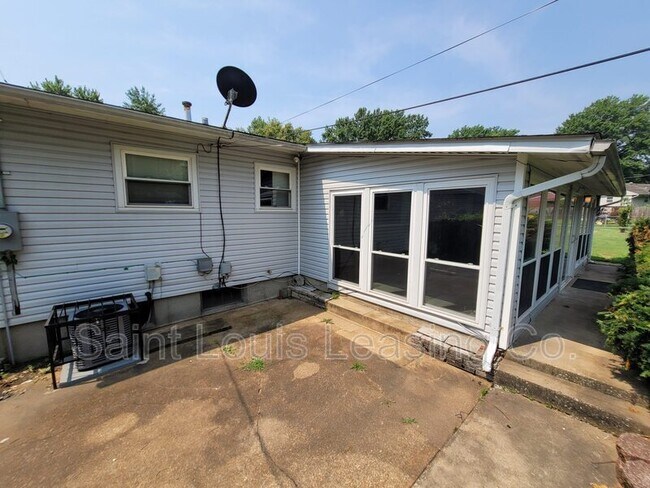 Building Photo - 1321 Columbus Dr