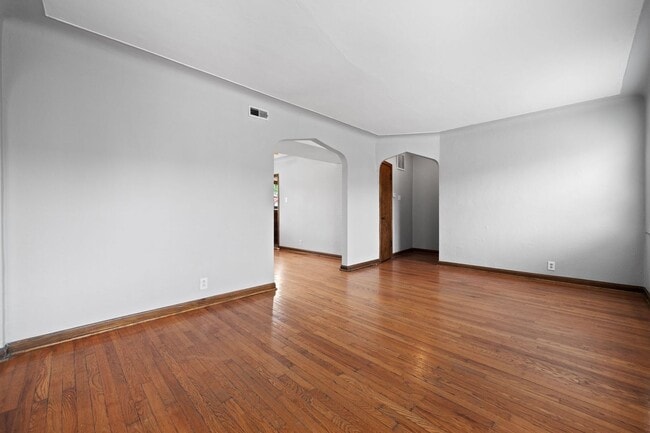 Building Photo - 5828 Lindenwood Ave 2W | www.southcityspaces.com |