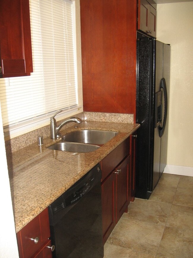 Building Photo - 2x2 unit