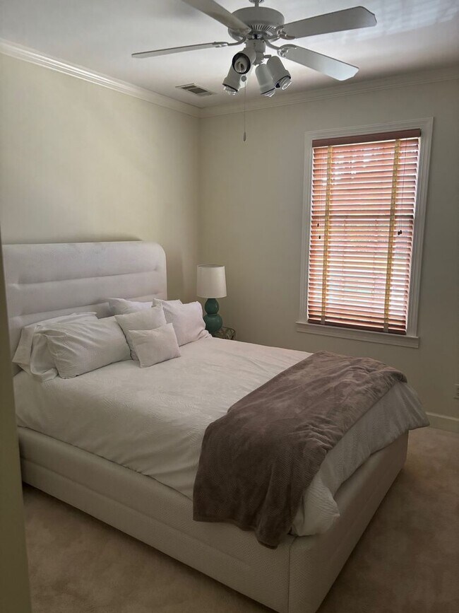 Building Photo - Furnished 6 Month Rental