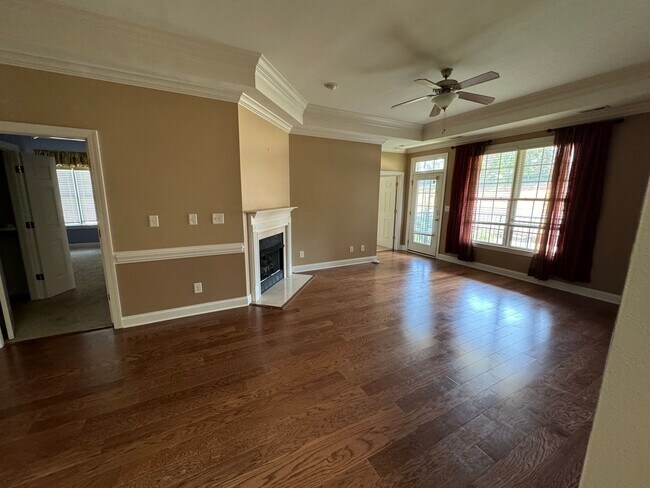 Foto del edificio - Expansive 2nd-floor Condo with elevator ac...