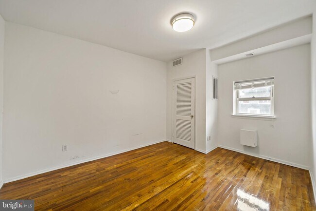 Foto del edificio - 1214-16 Waverly Walk