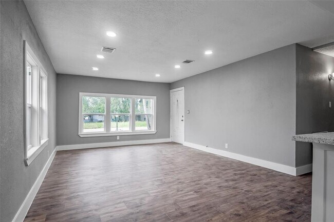 Building Photo - 406 Armstrong St