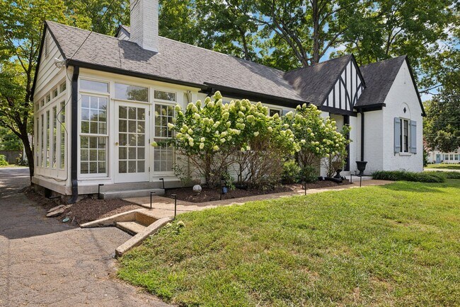 Building Photo - 910 Clearview Dr
