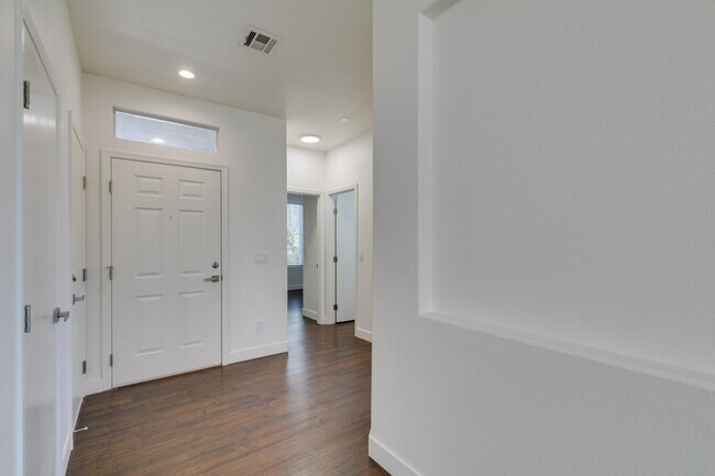 Foto del edificio - 2-Story Home  3 bedroom 2 bath in Summerlin