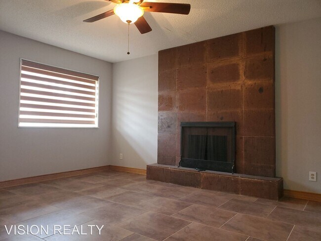 Building Photo - 3 br, 1.5 bath House - 942 Clark Dr.