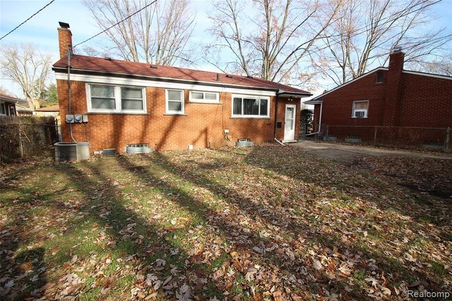 Building Photo - 20324 Kenmore Ave