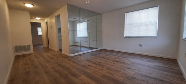 Foto del edificio - 4951 Elkner St