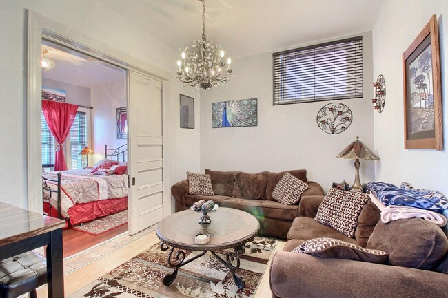 Building Photo - Charming 2 bed 1 bath W/D in unit, free parking, renovated kitchen, fenced backyard, in a walkabl...