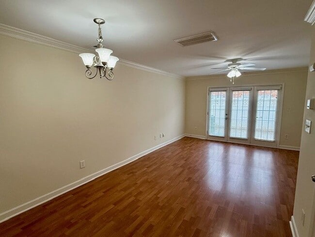 Foto del edificio - 1348 Green Oaks Ln