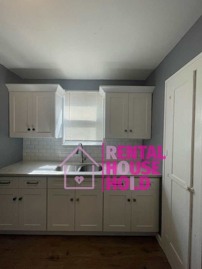Building Photo - 3 Bedroom 1 Bath Single Family Home Locate...