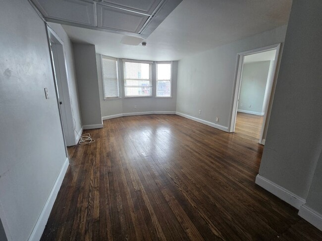 Building Photo - Bright 2 bed 1 bath in the heart of Ritten...